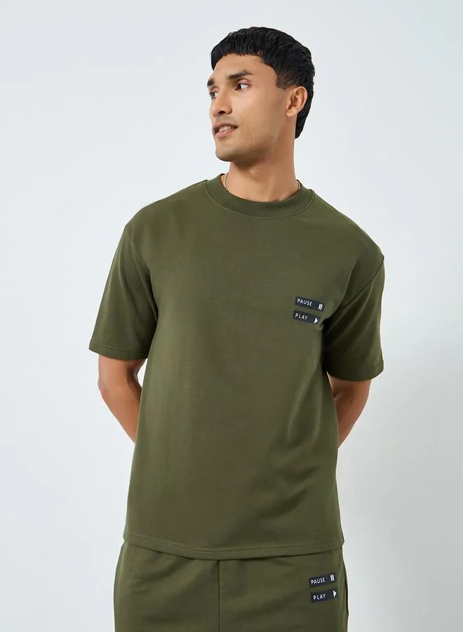 ستايلي طقم منسق من تيشيرت بقصة واسعة وجوغر للرجال